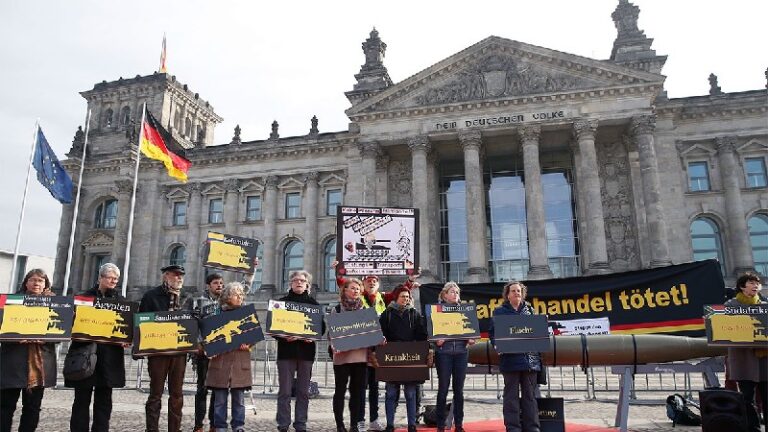 almanyada silah ihracati yapan firmalar protesto edildi RYAa9X5Z