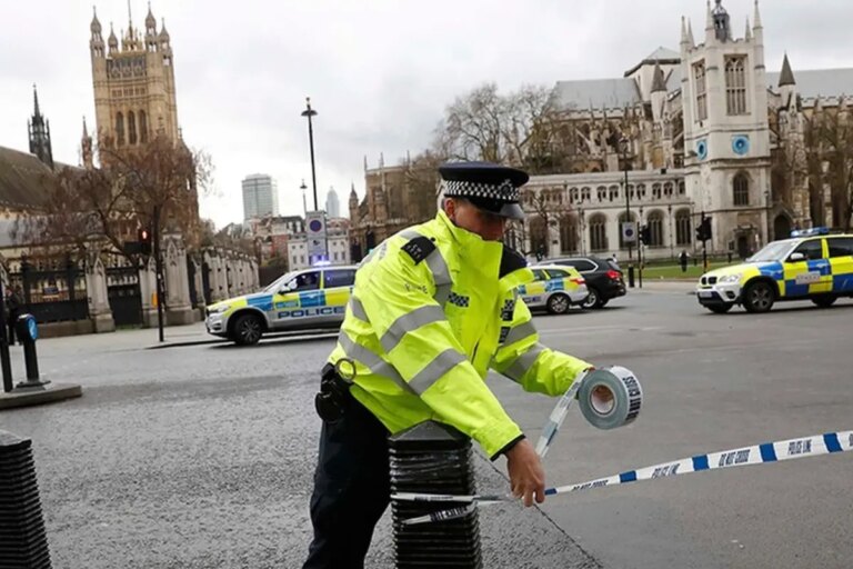 londrada bicakli saldiri 2 olu 1 yarali ARQRhnTM