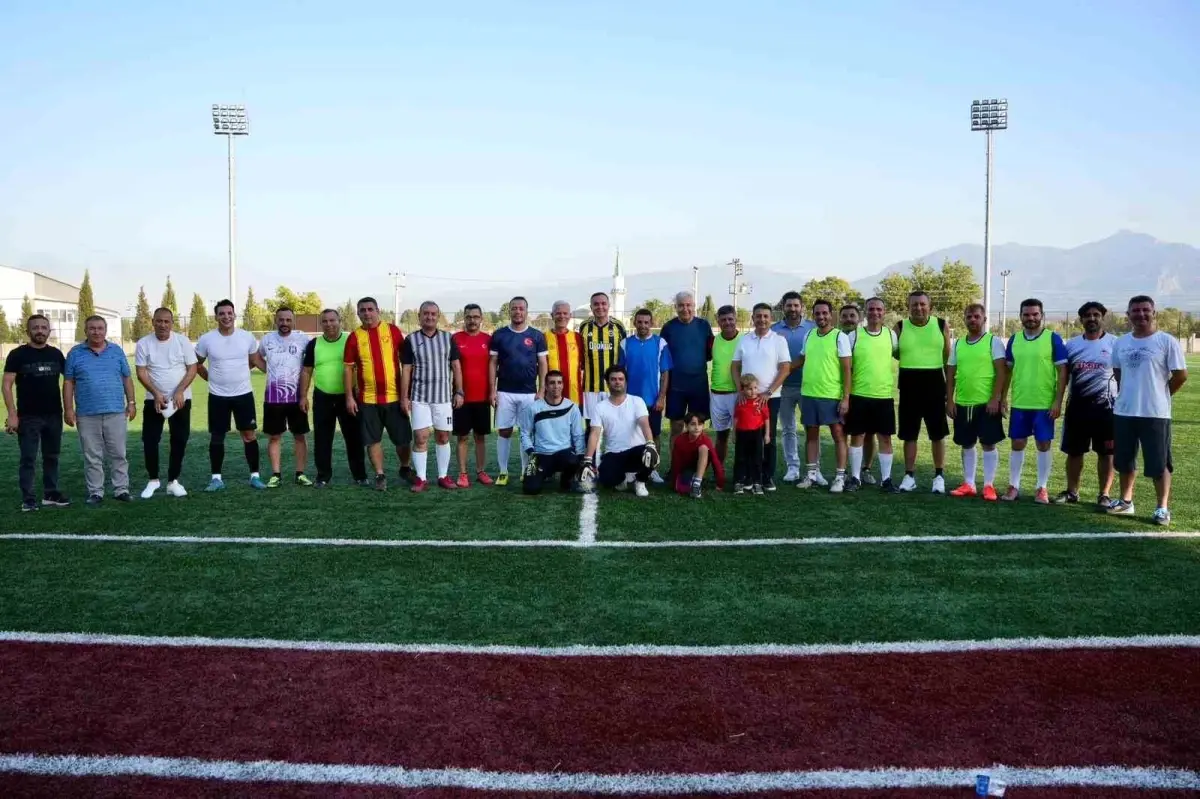 kemalpasada protokol uyeleri futbol macinda bir araya geldi gtTUeALp