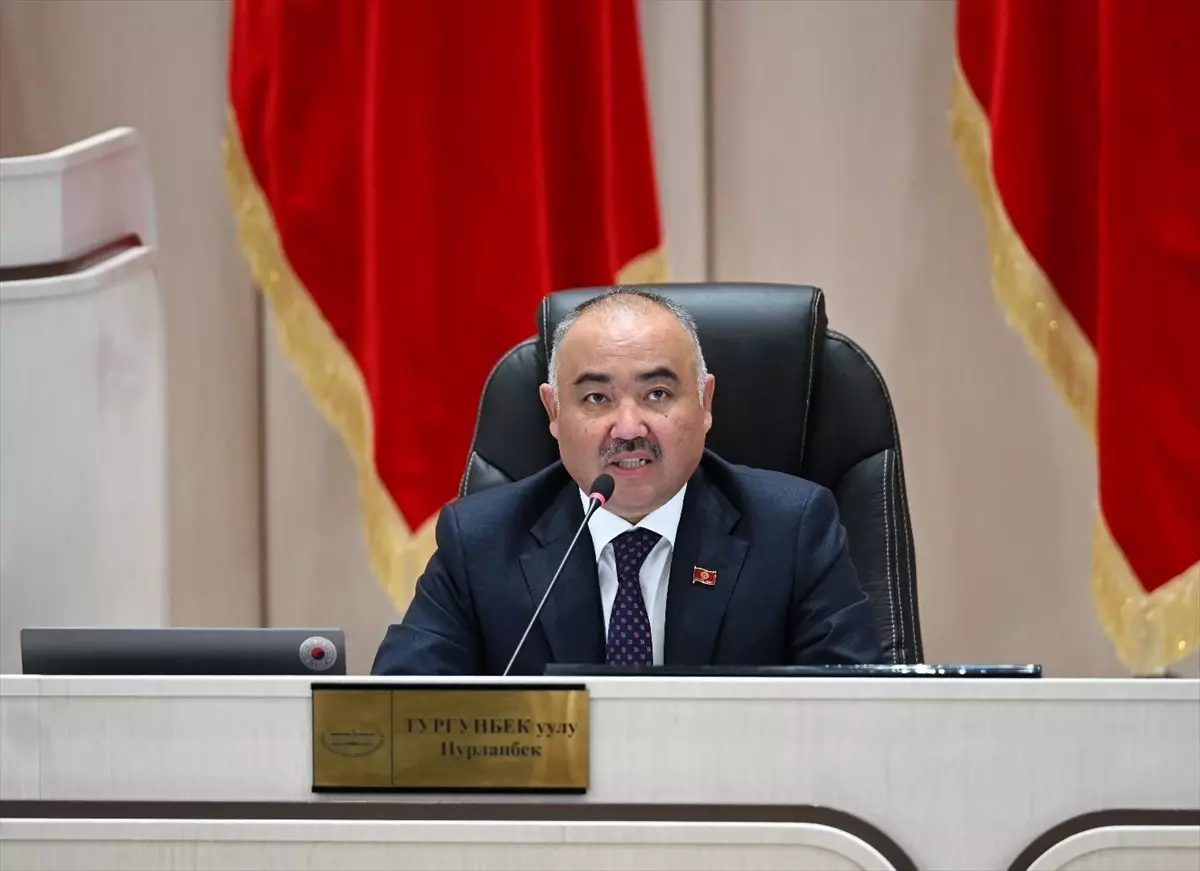 kirgizistan meclisi feshin esiginde etfEZEiW