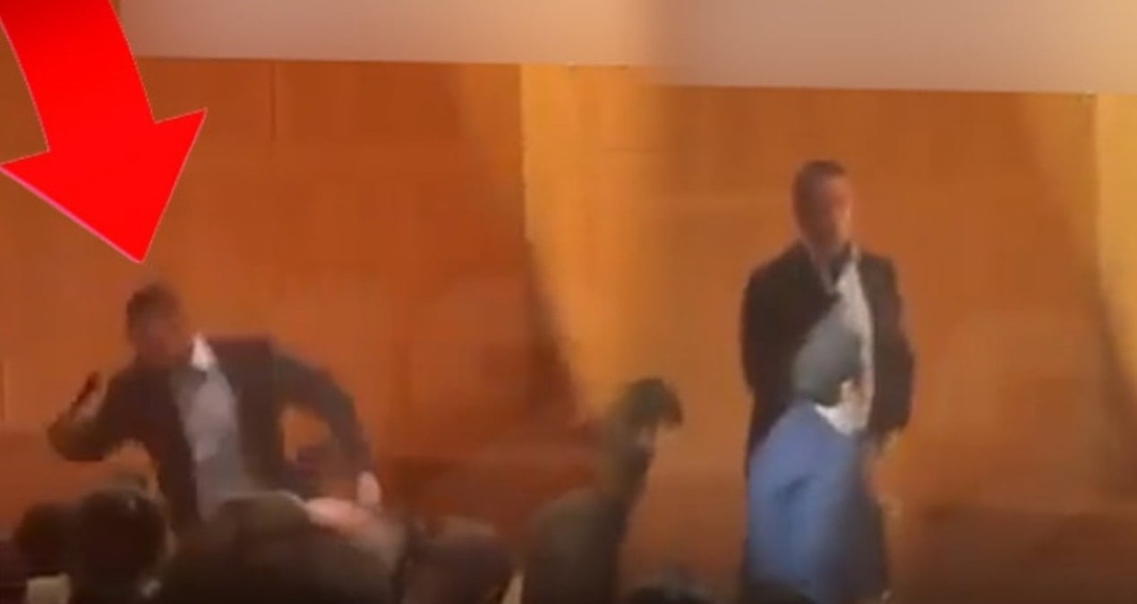 o anlar kayda gecti ali koc konusma yaparken dustu r9q6pK8y