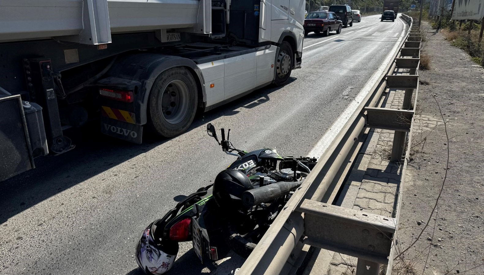 otomobil surucusu motosiklete carpip kacti LZKVdbFl