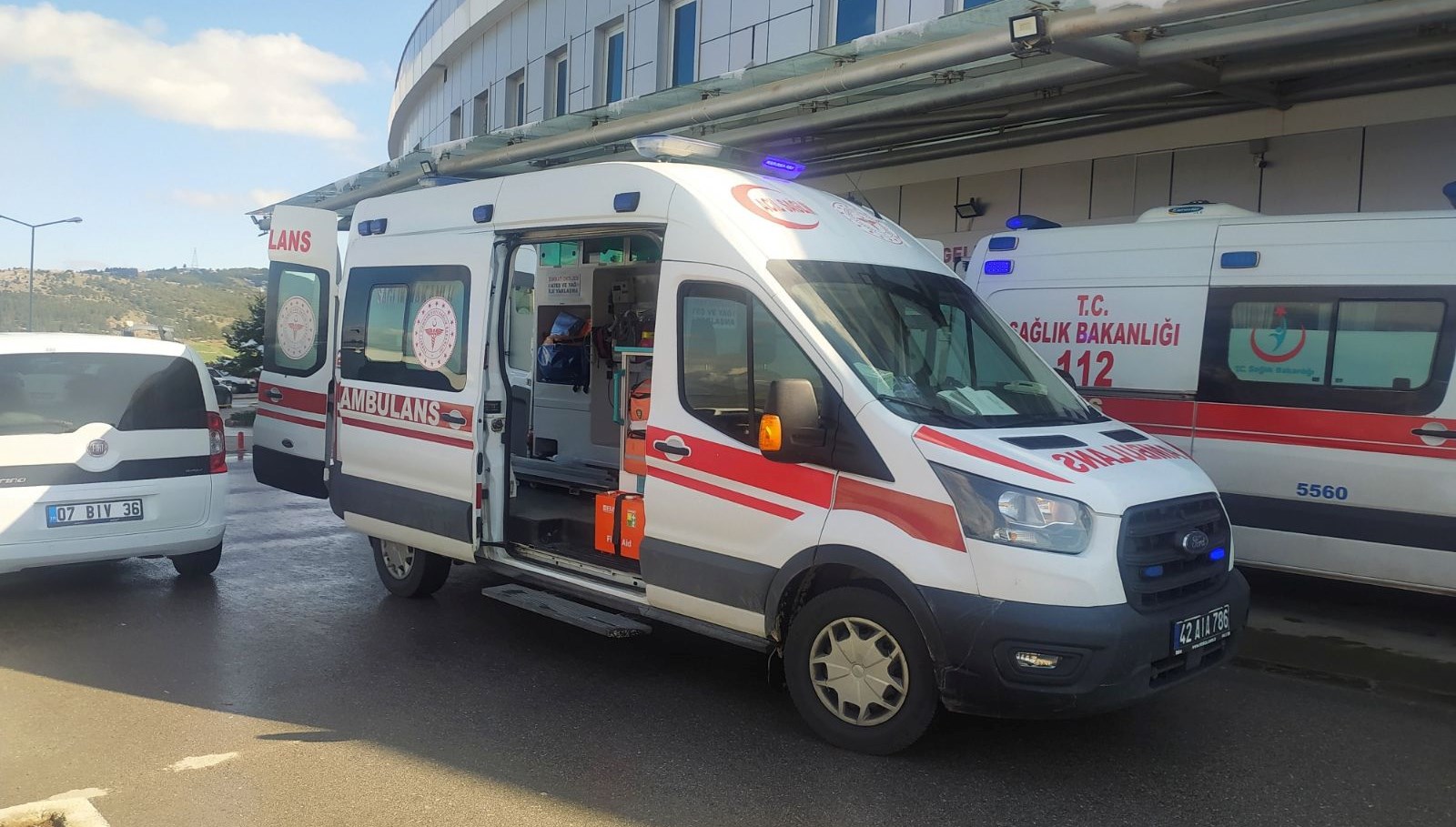 yolun karsisina gecen anne ve ogluna otomobil carpti 4elOOneJ