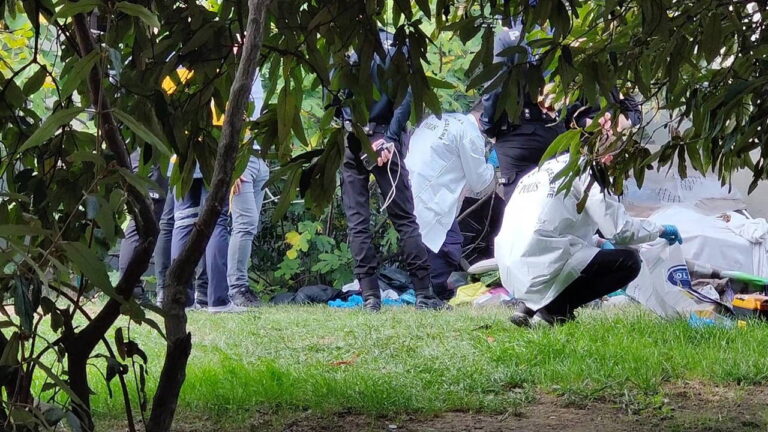 istanbul eyupsultanda kan donduran olay tramvay duraginin yaninda kalan sahis olu bulundu 9czPn2Hj.jpg