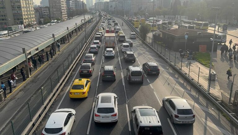 istanbulda trafik yogunlugu yuzde 90i buldu ePivOVd1.jpg