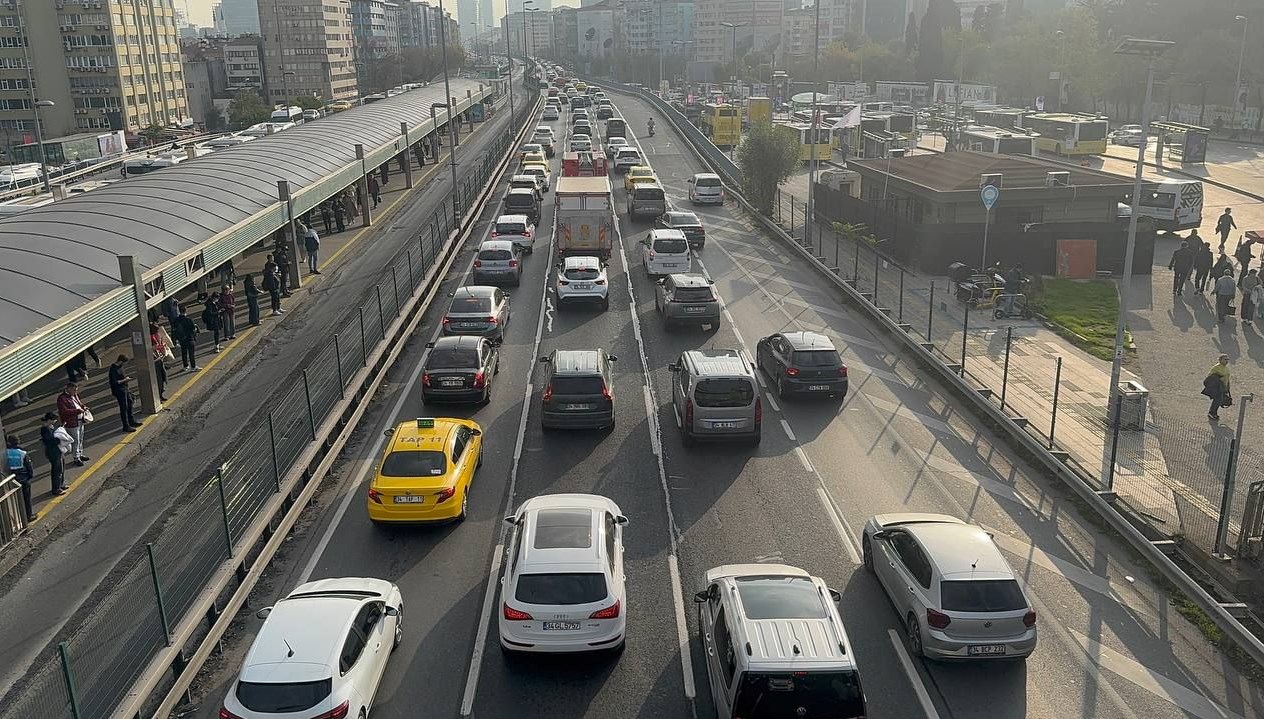 istanbulda trafik yogunlugu yuzde 90i buldu ePivOVd1.jpg