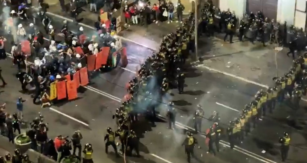 sokaklar alev alev halk ve polis kalkan ve sopalarla meydan savasi verdi wjJNnDFq.jpg