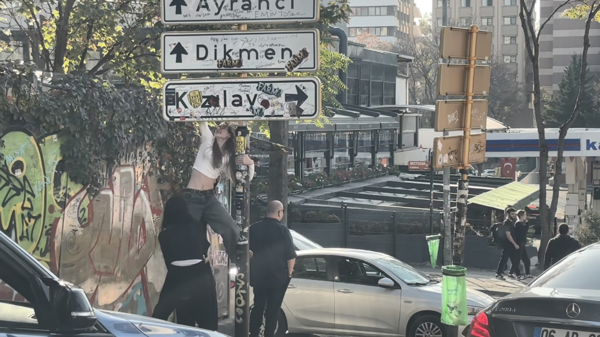 ankarada calinan kizilay tabelasinin yerine yenisi takildi polis bolgede onlemlerini artirdi yIbUHY9u.jpg