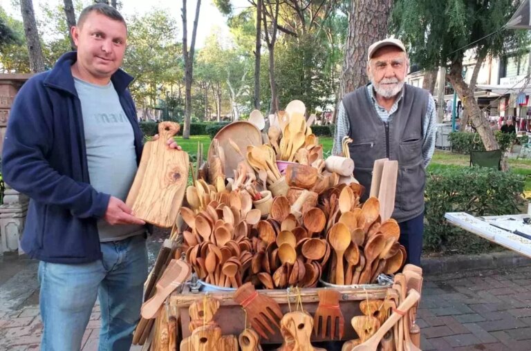 burhaniye pazarinda zeytin odunundan mutfak gerecleri ilgi goruyor 7eNhCrRV.jpg