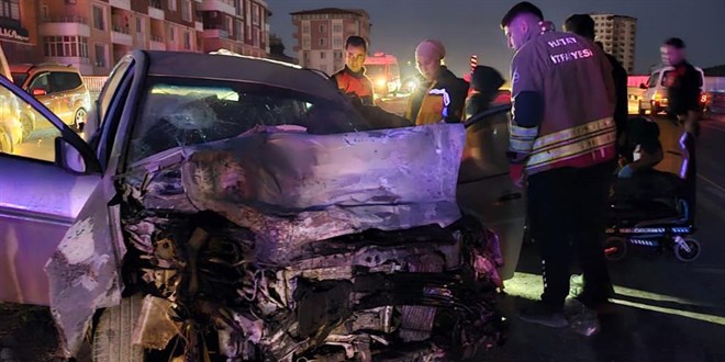 hatayda otomobil ile minibus carpisti cok sayida yarali var 9RxM3vIi.jpg