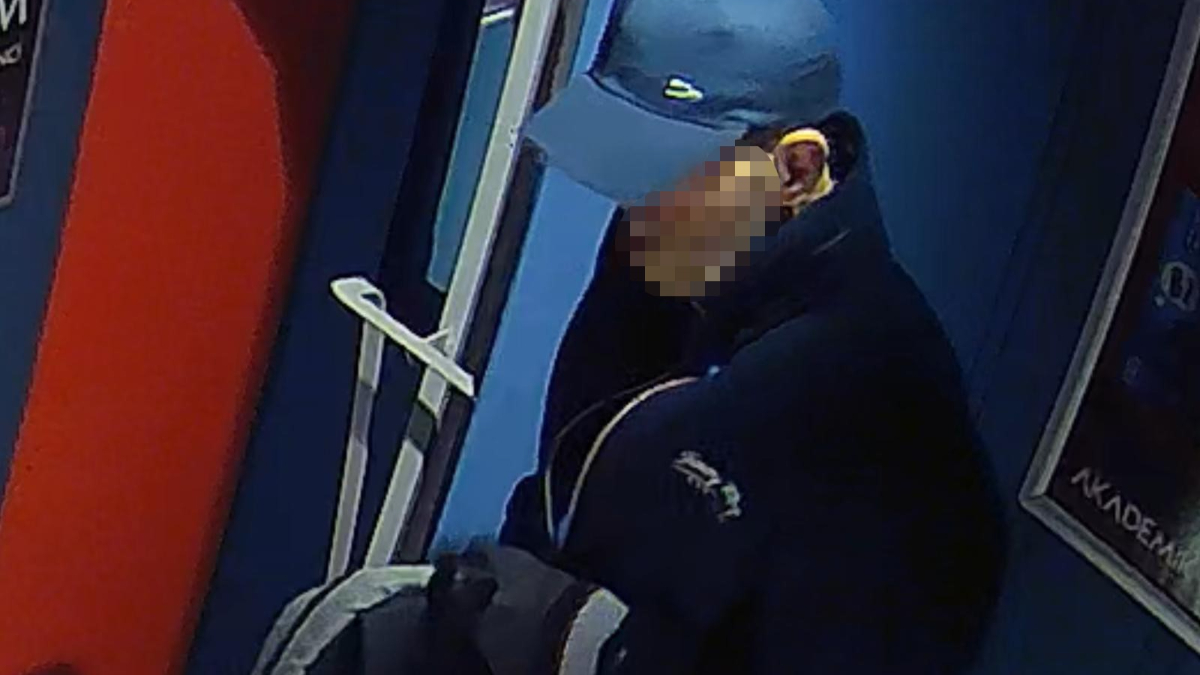 istanbulda piskin hirsiz guvenlik kamerasinda dADgdpSv.jpg