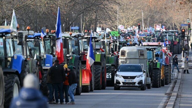 fransada-politikalari-protesto-eden-ciftciler-traktorleri-ile-parise-ulasti-Ik6JCJjE.jpg