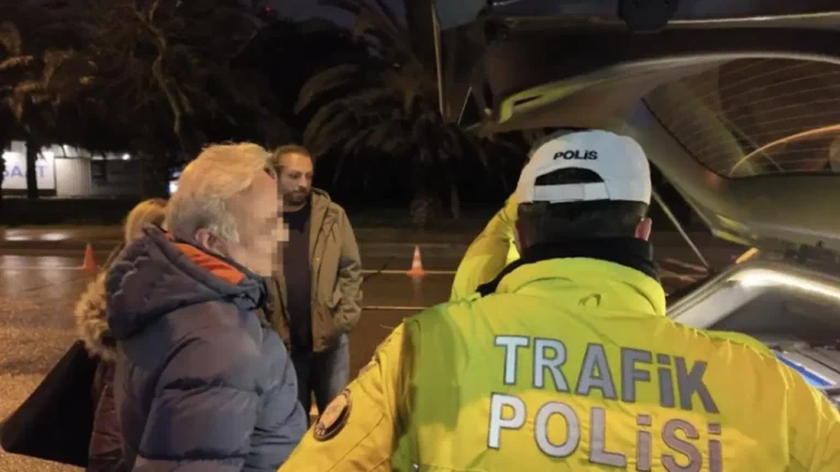 kadikoyde-trafik-denetimi-esinin-surusunu-begenmeyip-direksiyona-gecti-ehliyetinden-oldu-zbuFtpO5