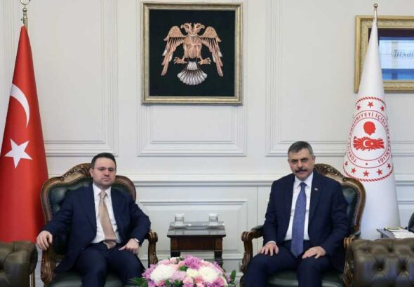 mustafa-ciftci-odasina-selcuklu-kartali-asip-akin-gurlek-ile-mesaj-verdi-ygxfZhnm