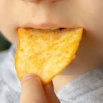 mutfaktaki-sinsi-tehlike-gunde-bir-paket-cips-demans-riskini-tetikliyor-9lGGJqZa