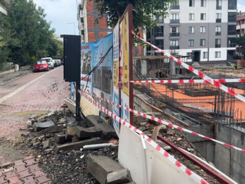 Avcilarda yagisla birlikte yolda kayma olustu sokak trafige kapatildi is9vi2K2