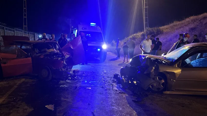 Sivasta iki otomobil carpisti yaralilar var yl9xQmEn